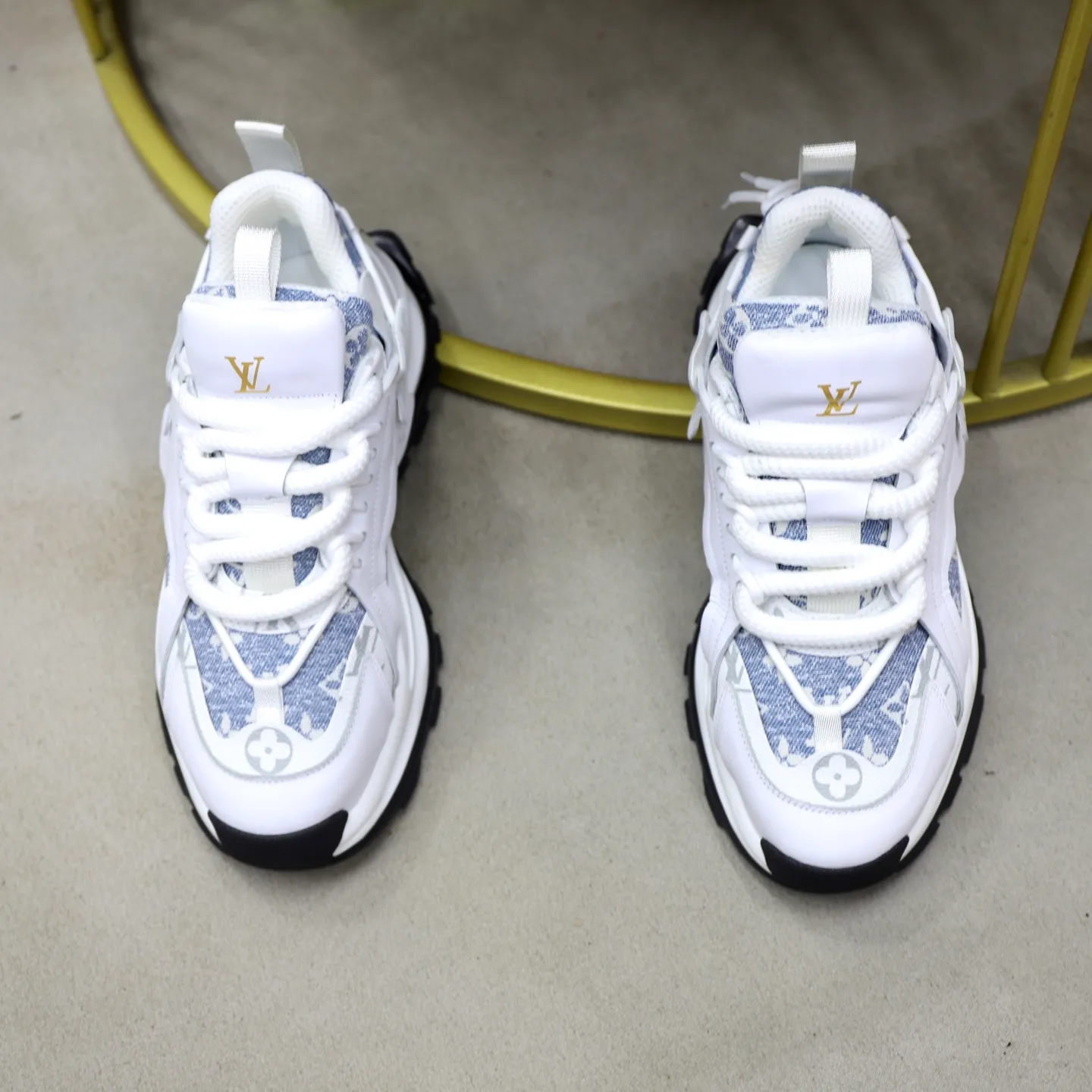 Ex-factory price: 600💰【LV】Louis Vuitton is a high-end brand of men's shoes, new model on the market, top luxury brand, the latest fashionable casual men's shoes, a trendy and versatile style, relaxed and sporty, with calfskin upper and ultra-fine workmanship. The original personalized fashionable rubber wear-resistant outsole is light and comfortable on the foot. Code number: 39-44 (45, 46 customized)